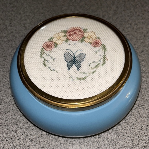 Vintage trinket box is by Framecraft made in the UK - Picture 1 of 9